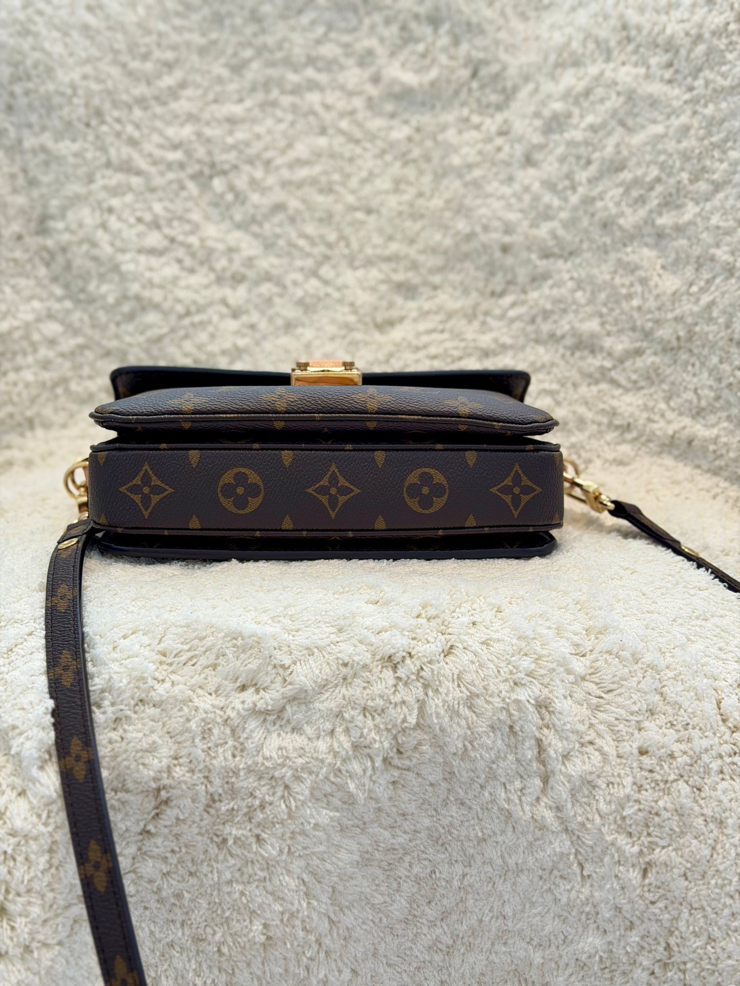 Louis Vuitton Pochette Métis East West