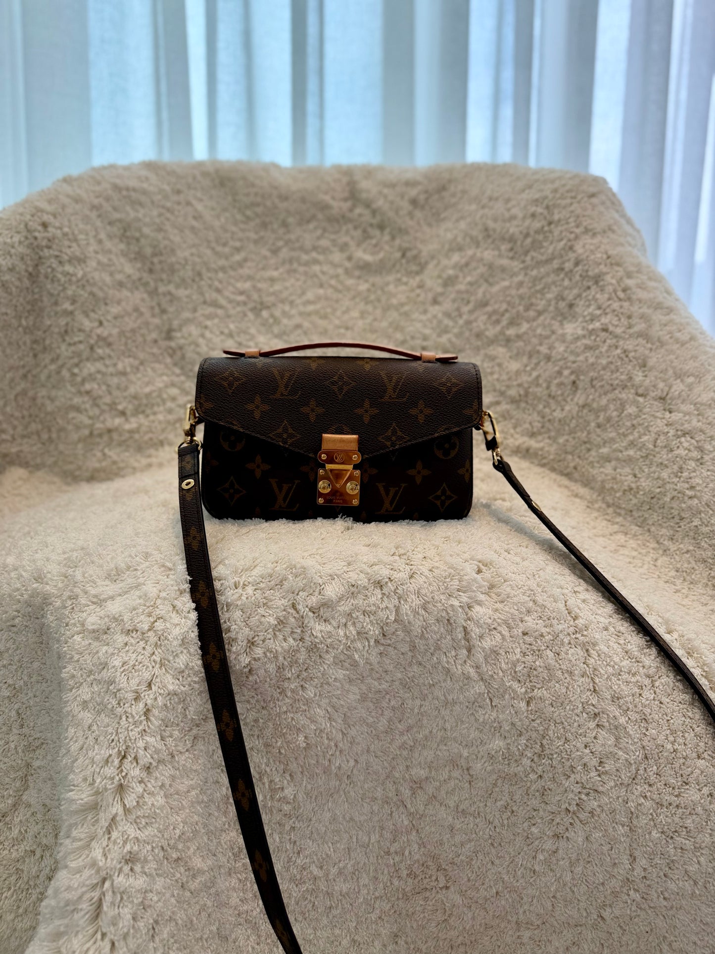 Louis Vuitton Pochette Métis East West