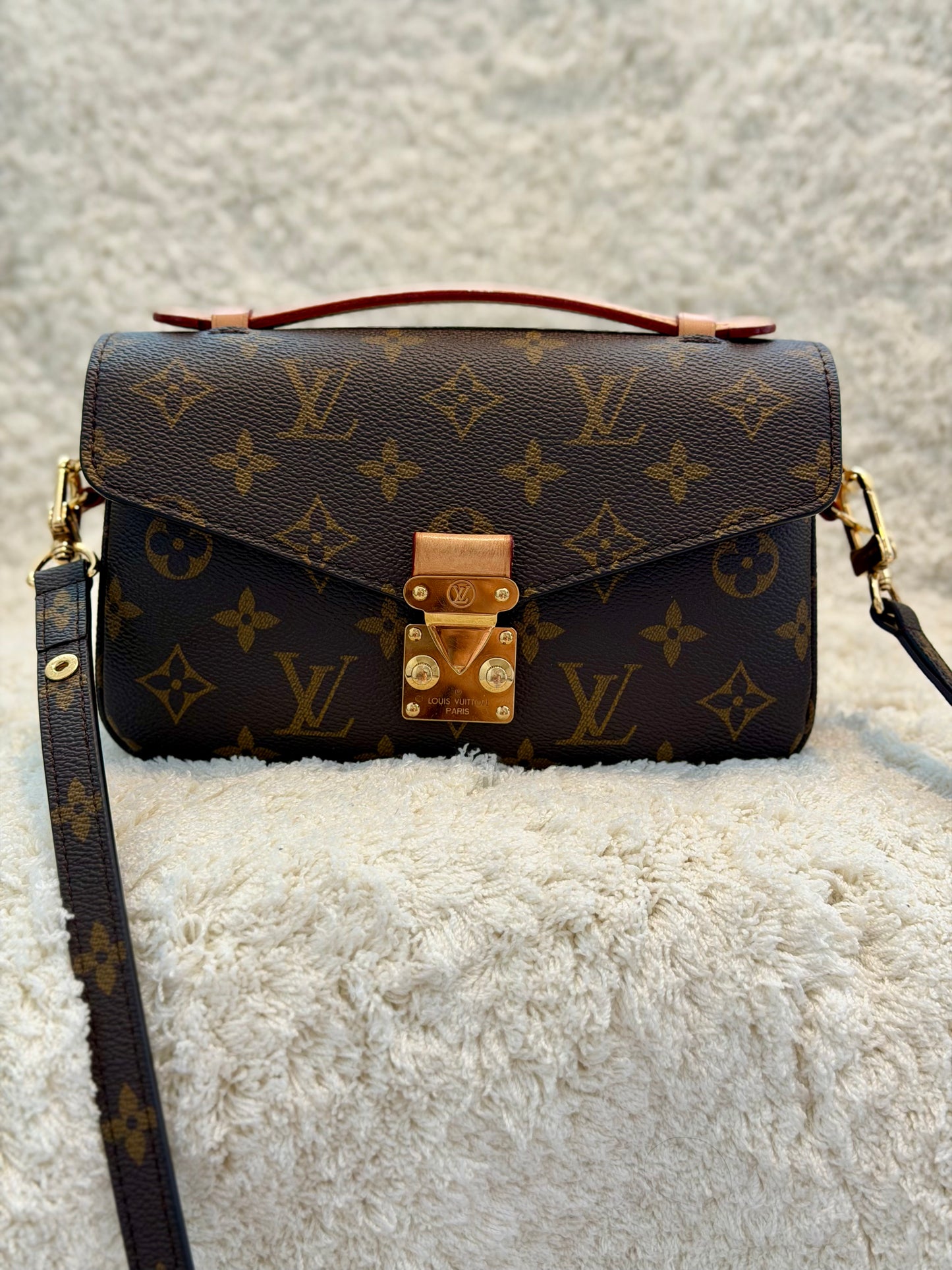 Louis Vuitton Pochette Métis East West